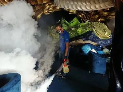 Técnico Chase nebulizando espacio interior con humo denso