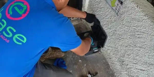 Técnico Chase aplicando tratamiento de plagas