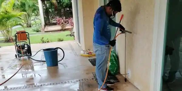 Equipo Chase en servicio de desinfección